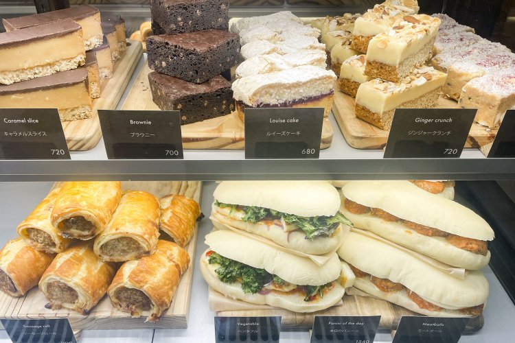 ショーケースにはスイーツのほか、パニーニなどのフードも並ぶ。