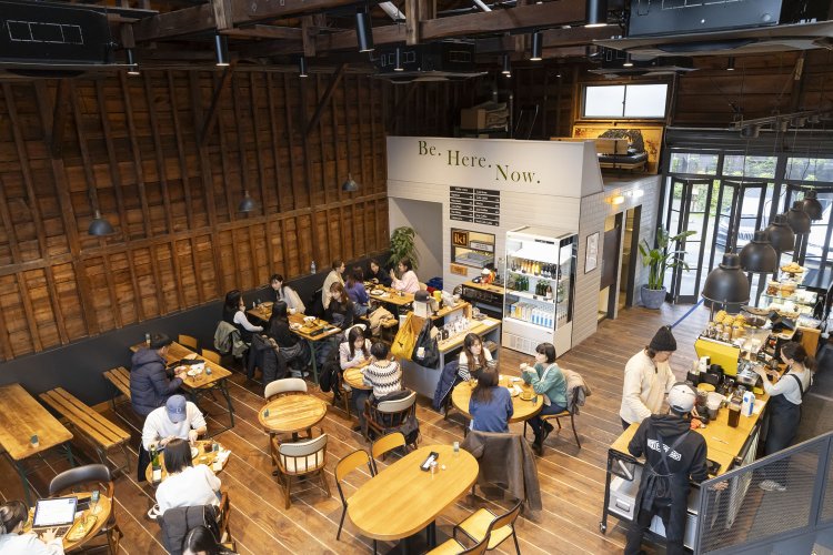 徒歩5分の隅田川沿いには支店の『iki Roastery & Eatery』もある。こちらは大きな空間と充実のフードが魅力。