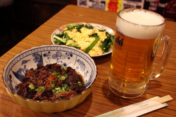 牛すじ煮580円、にら玉500円、生ビール（中）530円。