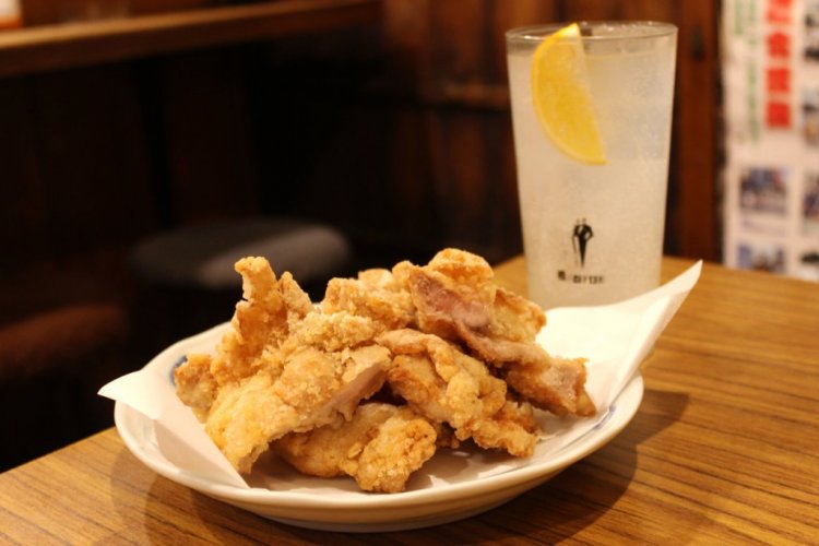 から揚げ550円、レモンサワー350円。