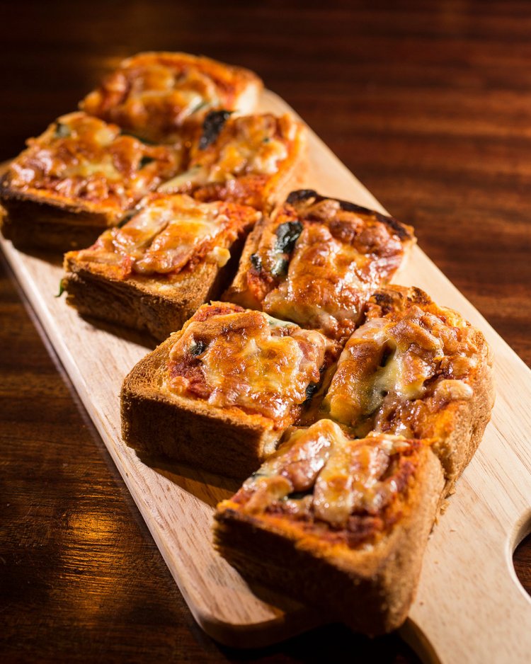 肉と野菜入りの自家製ピザソースを使った、チーズたっぷりピザトースト1100円などのつまみも。