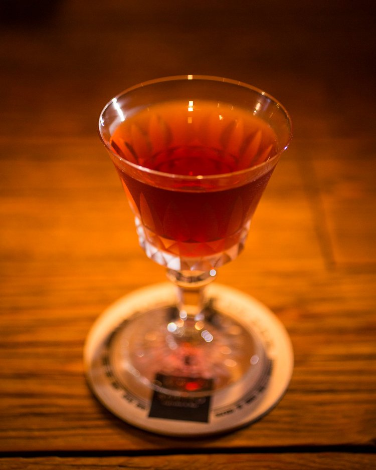 津崎貴生店長の受賞カクテル。竹鶴、薬草酒、スロージンの濃密な味わい。1180円。