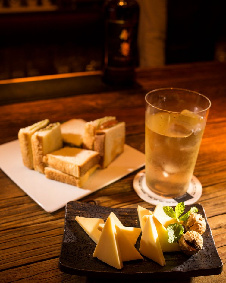 自家製たまり醤油漬チーズ770円、竹鶴ハイボール972円。