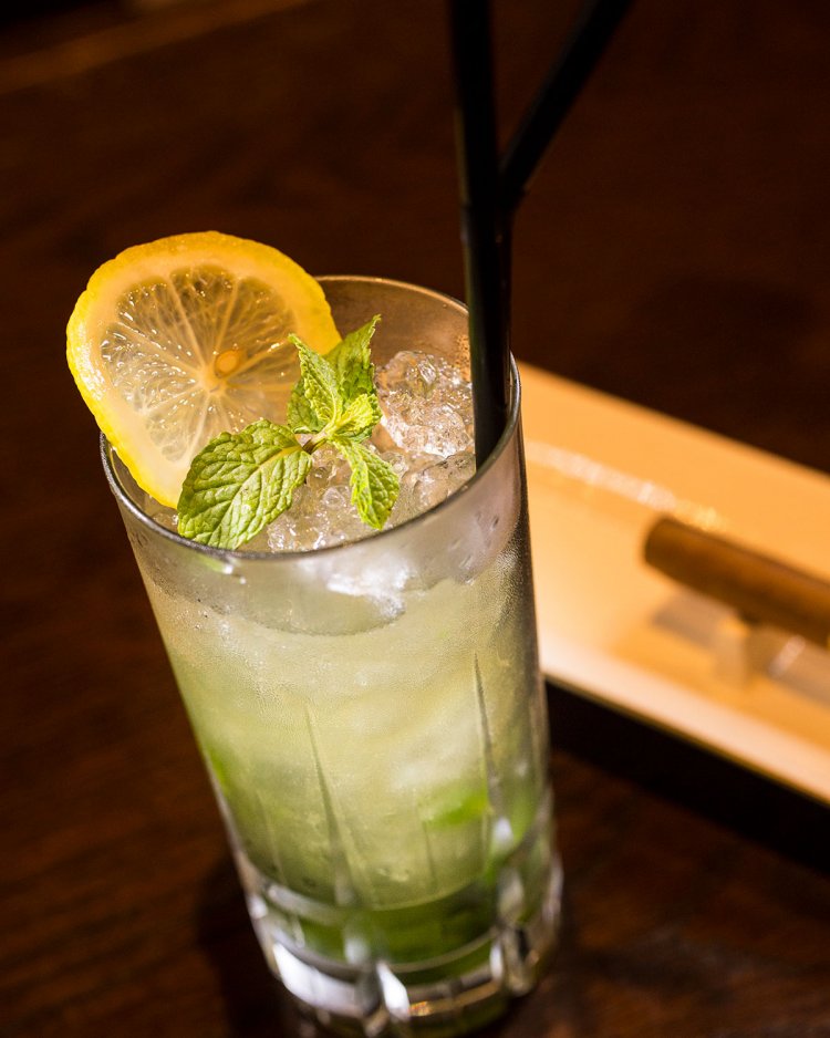 ミントをつぶし竹鶴、炭酸を注いだ爽やかなのど越し。1430円。