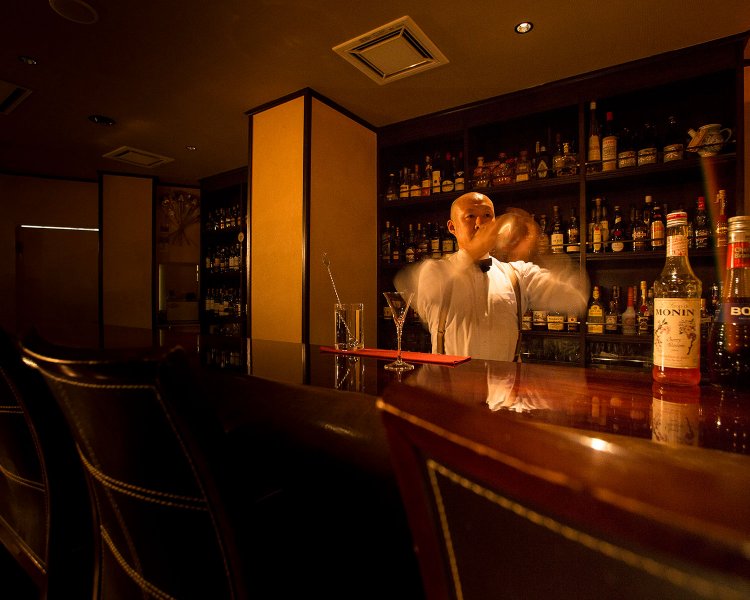 テーブル席は3卓。重厚感のある造り。