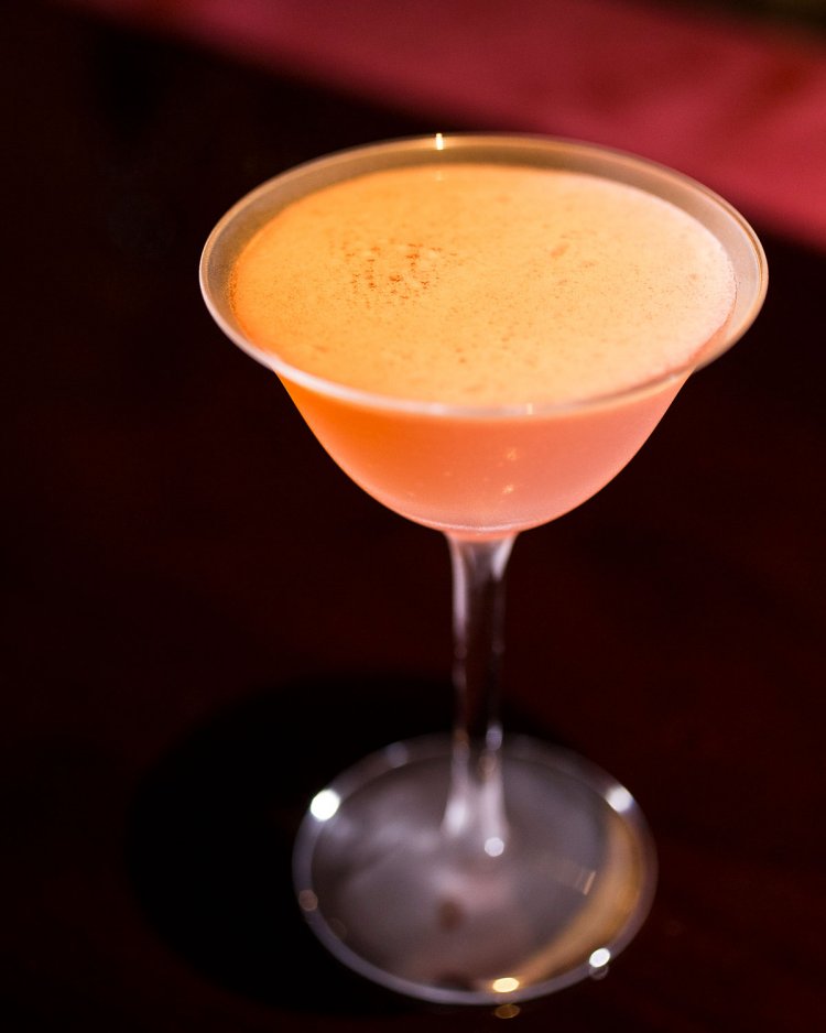 竹鶴にコアントロー、クランベリージュースを入れ、夕暮れを表現。1300円。