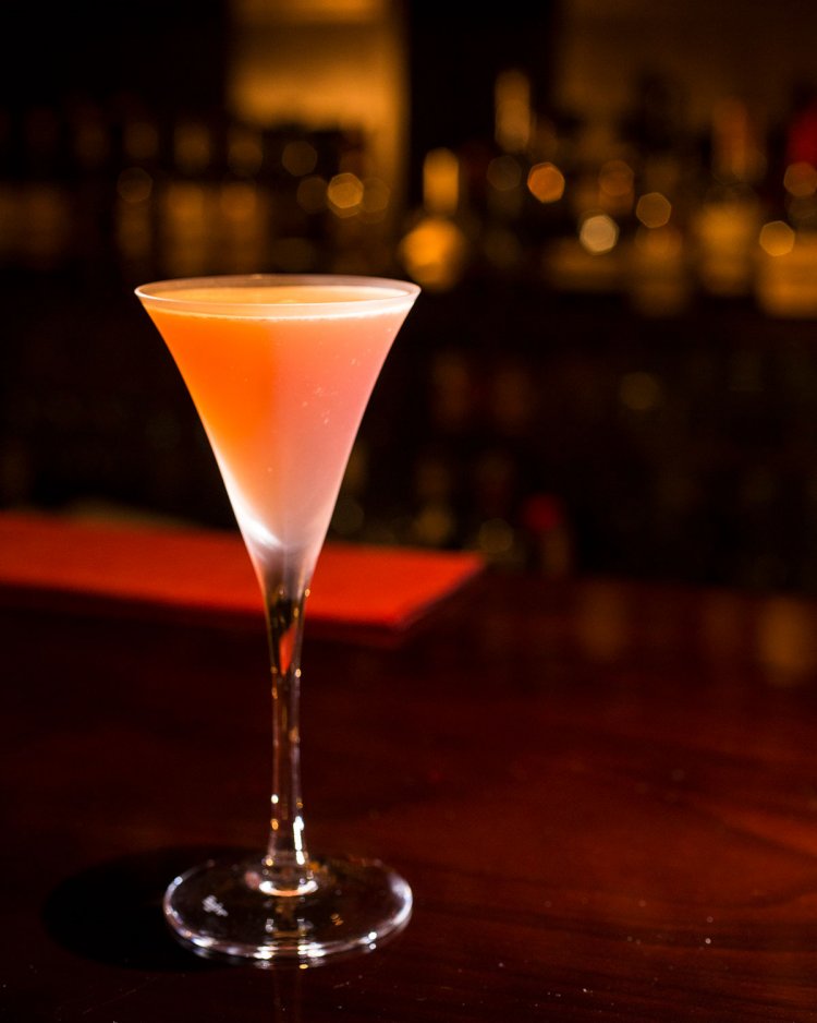 風あざみ1300円。チェリーブランデー、桜のシロップを加え、日本の国花でスコットランドの国花・アザミを表した一杯。