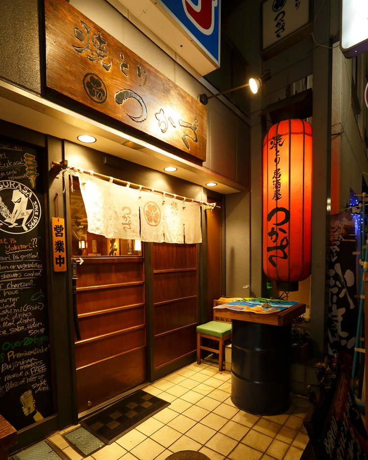 店先には立ち飲みスペースを用意。