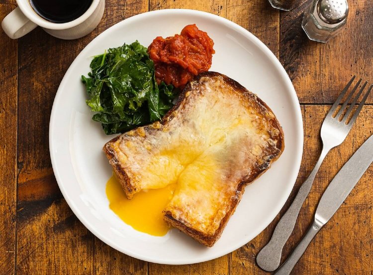 エッグロスコ1580円（税別）。バターたっぷりの食感にこだわったオリジナルのブリオッシュに、平飼い有精卵とホワイトチェダーチーズをふんだんに乗せて焼き上げた。