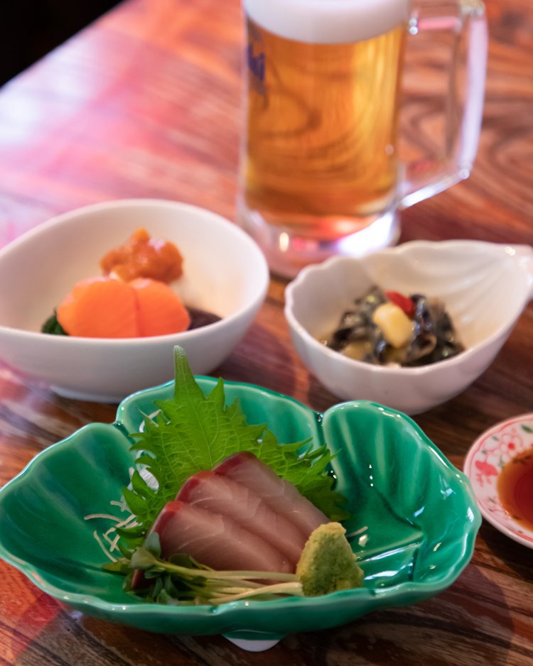 料理3品にドリンク１杯が付いて950円というお得な「金魚セット」。