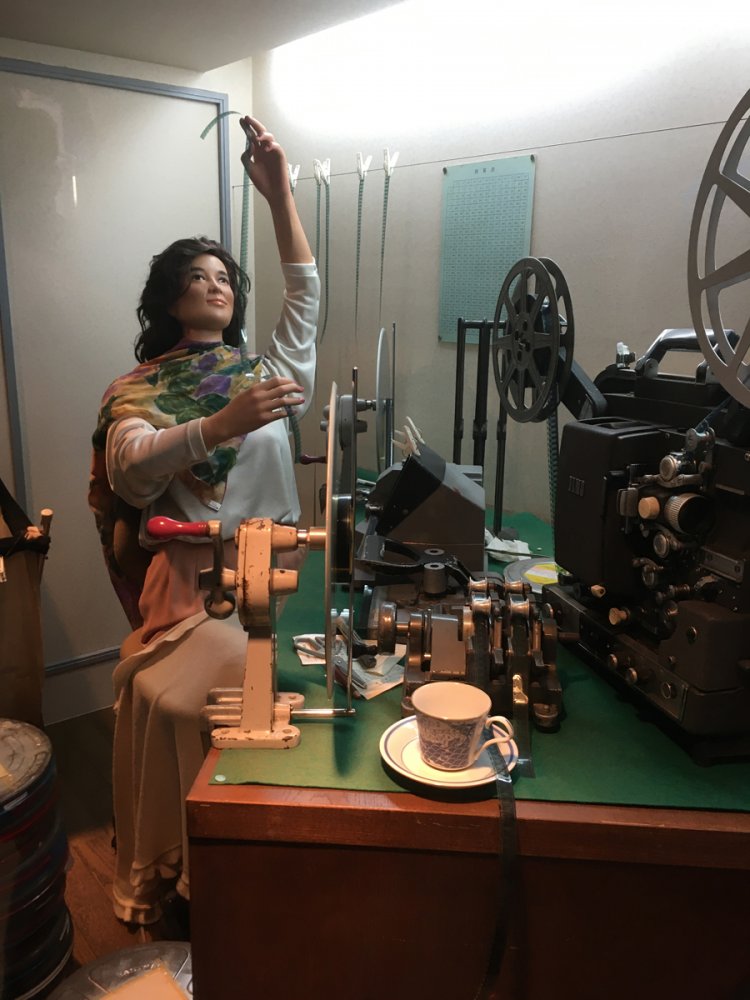 フィルム編集作業をする兼高かおるマネキン