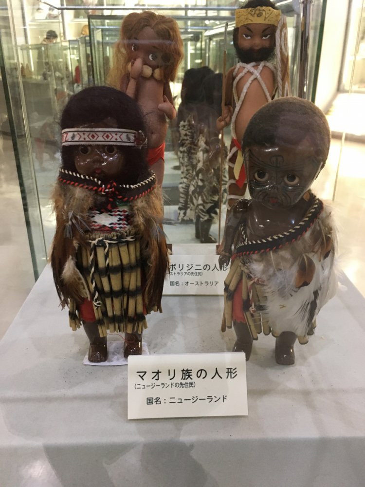 角度にこだわって置かれた人形