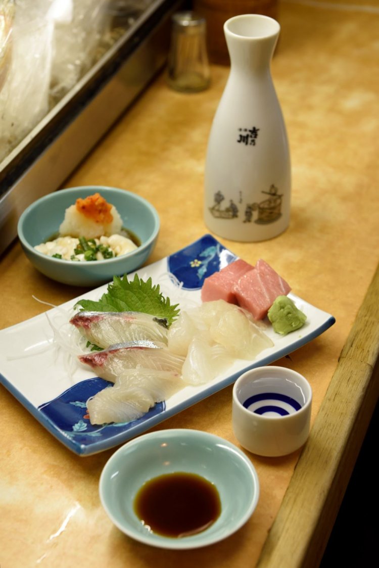 白子ポン酢1000円、特上盛り合わせ刺し身1300円。毎日豊洲市場で店主自ら選ぶ魚は絶品。日本酒1合450円～。