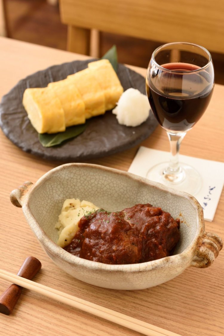 名物、煮込みハンバーグ900円。たまご焼き600円は一日5人前の限定メニュー。グラス赤500円。