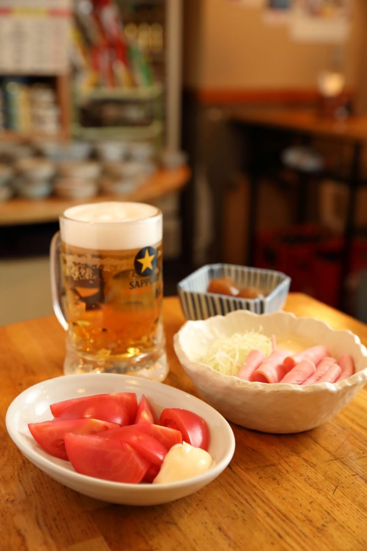 ハムキャベツ300円、玉こんにゃく350 円、 トマト400 円、 生ビール350円。