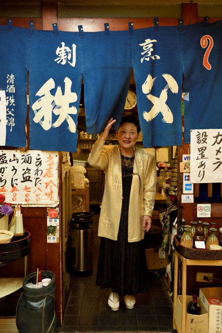 ひときわ輝く衣装の女性を見つけたら、それがよし江ママ！開業当時からニュー新橋ビルの歴史を知る生き字引的存在。