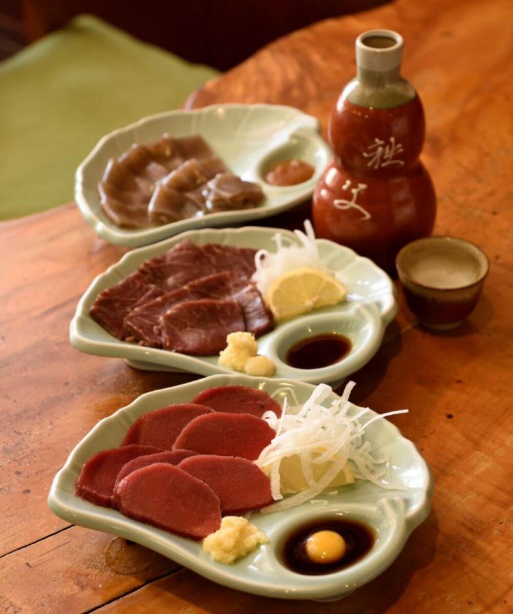 下から馬刺し1500円、鹿刺し1500円、刺身こんにゃく700円。日本酒は秩父錦本醸造が3合1600円。