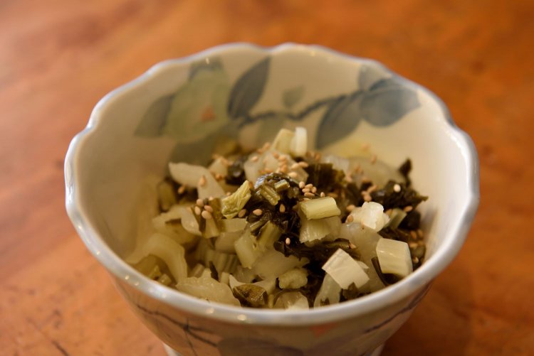 秩父特産のしゃくし菜700円。シャクシャクした食感でこちらもお酒が進む。