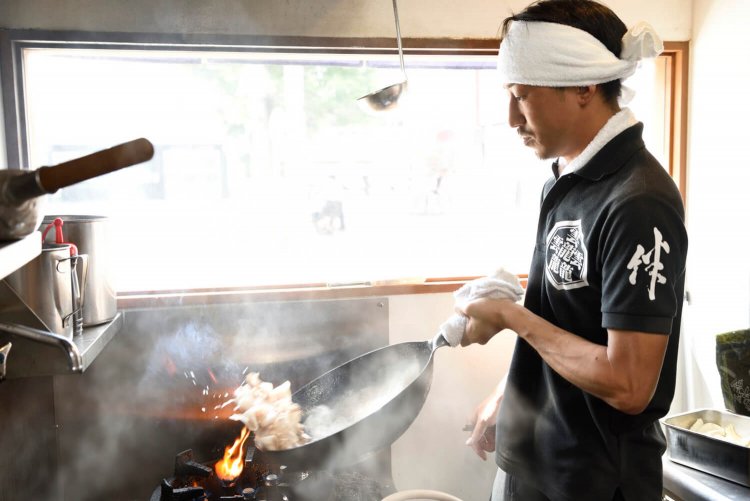 店主の越智雄一さんは、打倒『中華蕎麦 とみ田』を目指し、松戸に出店したという。