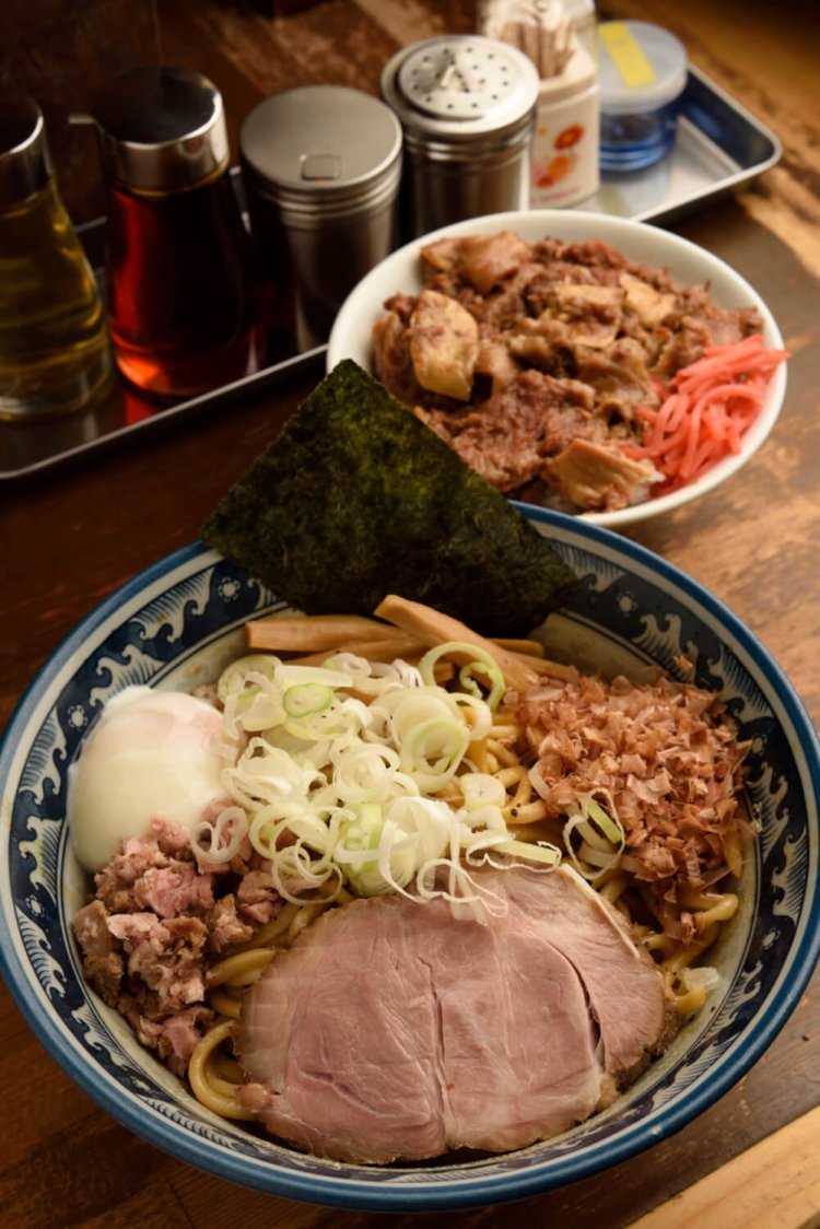 油そば820円+温玉120円トッピング。温玉でさらに味が増す。甘みを抑えた牛すじ丼420円も人気。