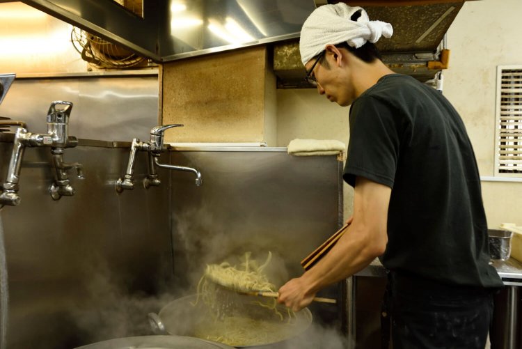 店長の根本さんは、この味にほれ込んで就職。