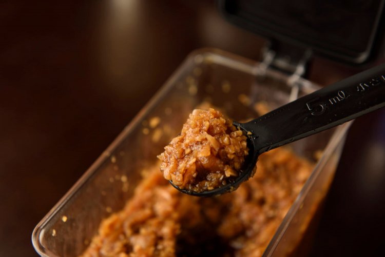 漬けニンニクを入れれば、ふじ麺がさらに味わいを増す。