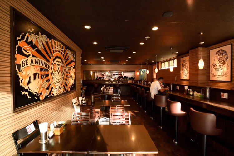 店内には店主お気に入りのアーティストのイラスト作品が並ぶ。