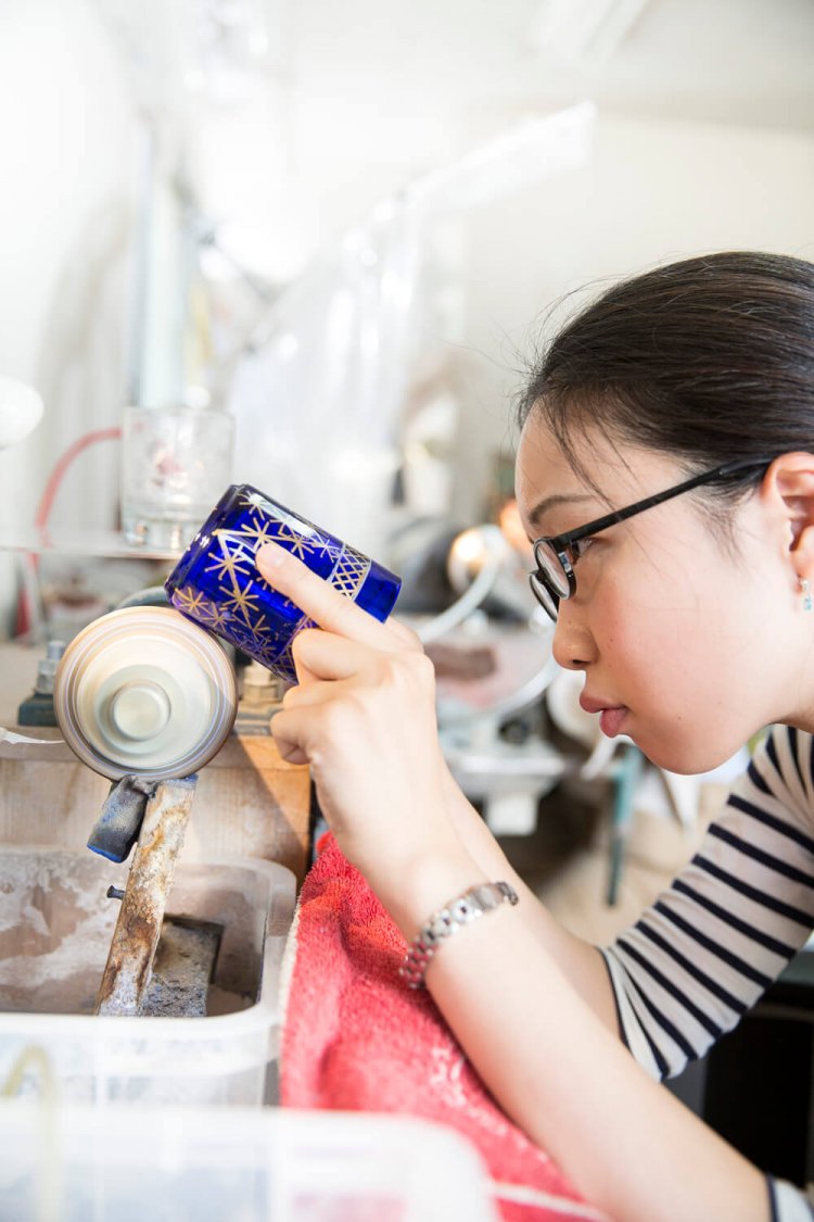 回転する砥石車にガラスを当てて削る。本番の前にじっくり練習させてくれるので安心。