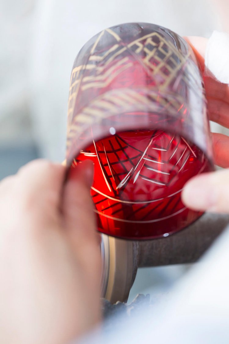 カットした部分が透明になって模様ができあがっていく。