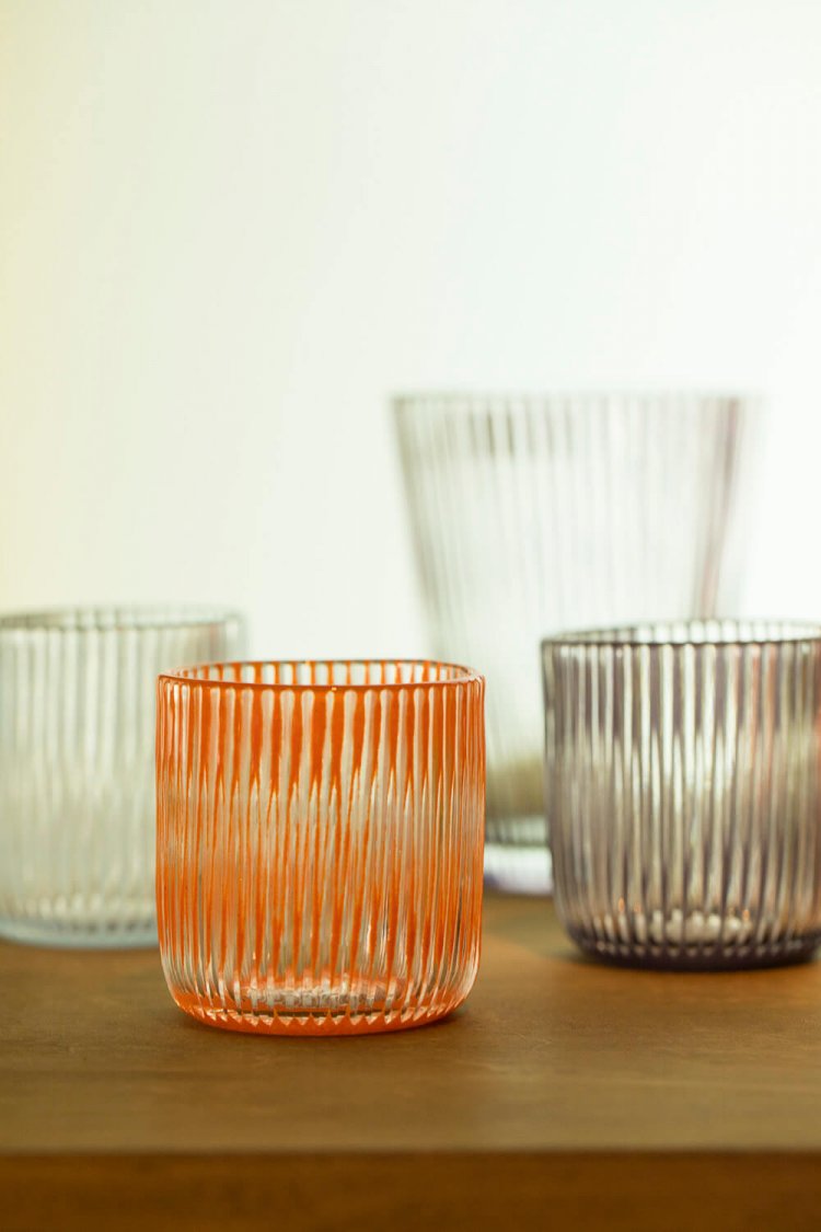 吹きガラス作家のグラスを使用。独特の色や風合いが魅力。小グラス7560円。