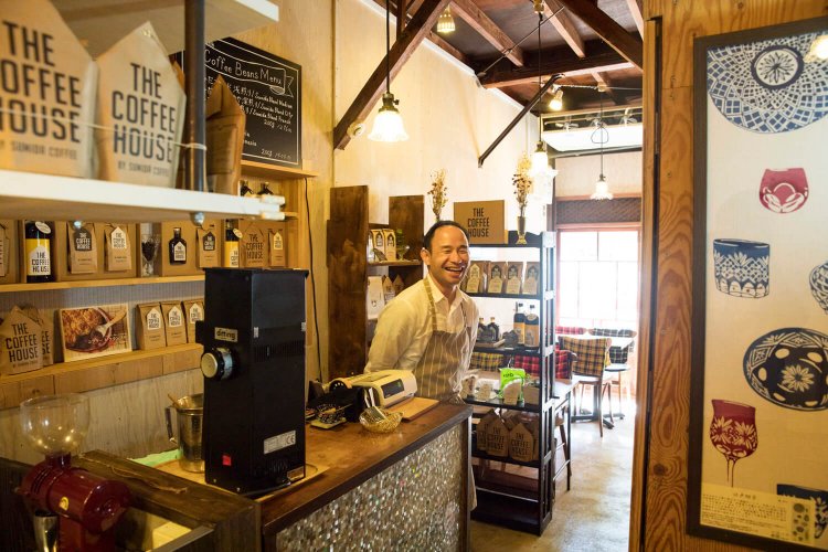 カウンターに立つ店主の廣田英朗さん。