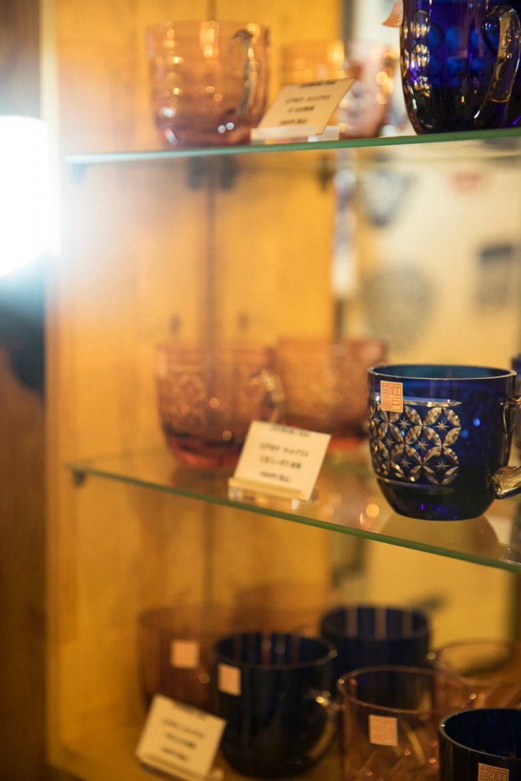 江戸切子のカップは店内で購入も可能。柄は8種類、色は青と金赤の各2色がそろう。
