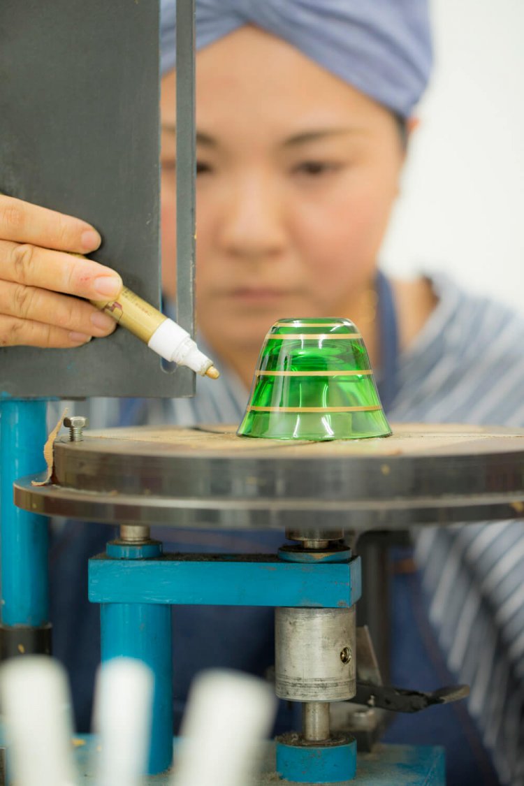 模様の下書きになる割り出し。職人と同じ道具を使用する。