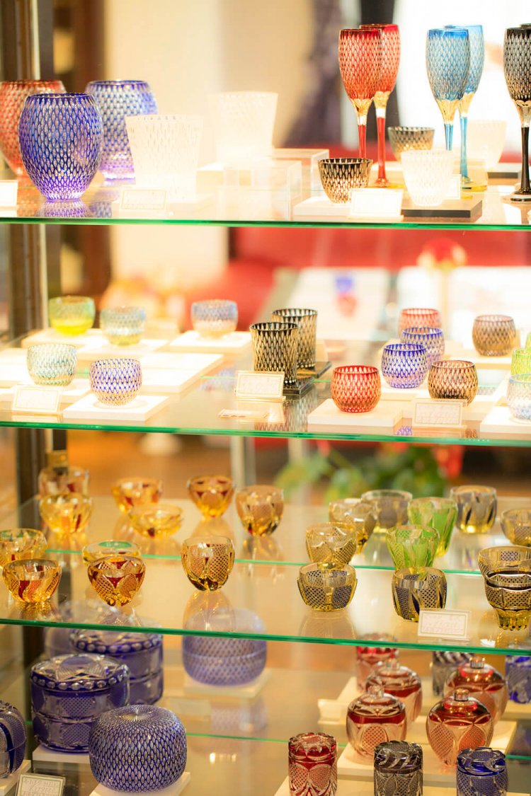スクールから徒歩7分の『江戸切子の店 華硝』ショールームに並ぶ江戸切子。