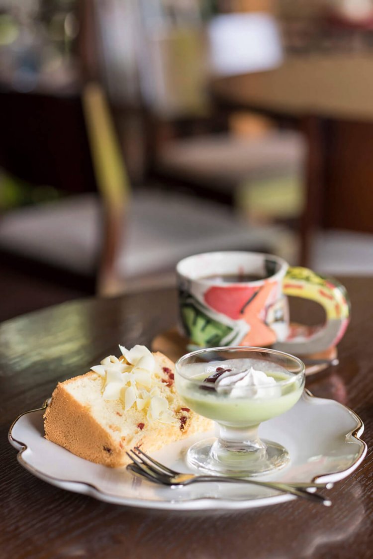 週替わりのシフォンケーキとコーヒーのセット790円。抹茶のムース添え。