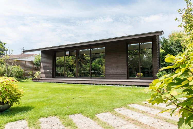 庭をぐるっと歩いた先に、入り口。器が並ぶギャラリーを新設。