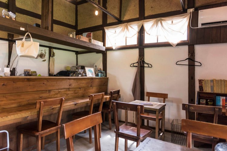 自然素材からなる店内。