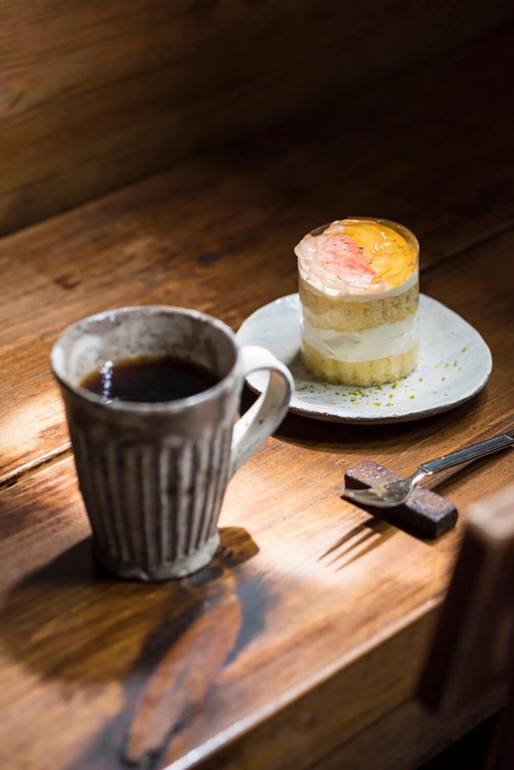 この日のメニューは2種の桃を使用した昭和のショートケーキ430円、3種から選ぶコーヒー 480円。