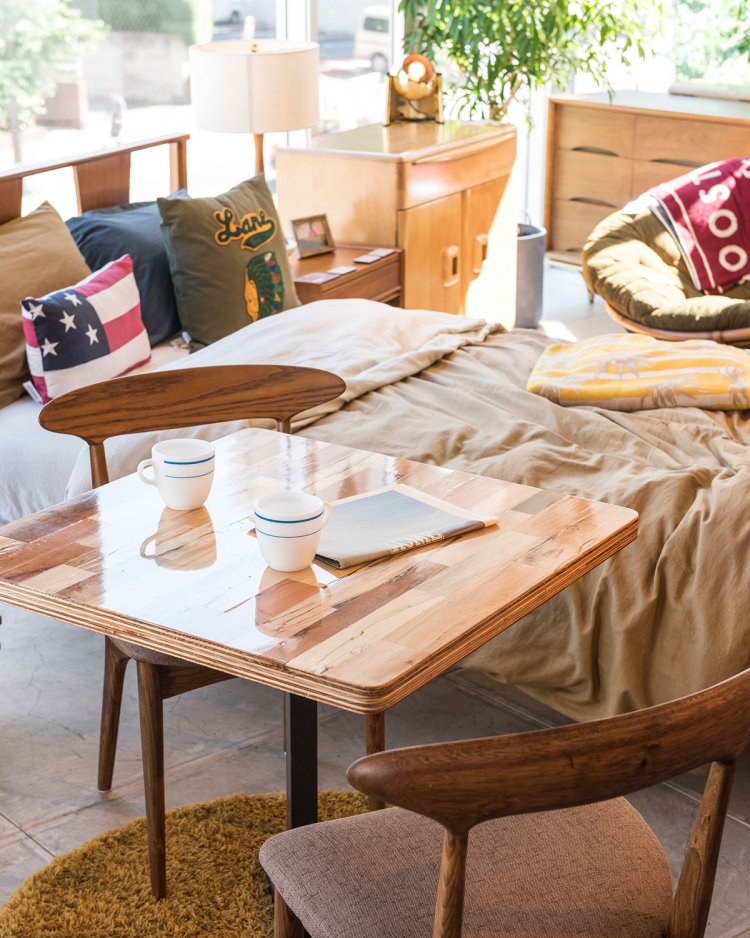 流木の組み木細工板を用いたオリジナルテーブル。サイズや、表面のコーティングの厚さまで選べる。写真の71㎝角で10万6920円。