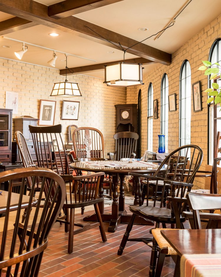 店内には様々な家具が並ぶ。