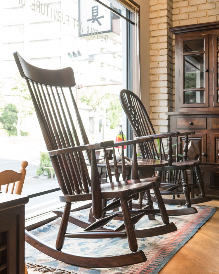 味のあるロッキングチェア。