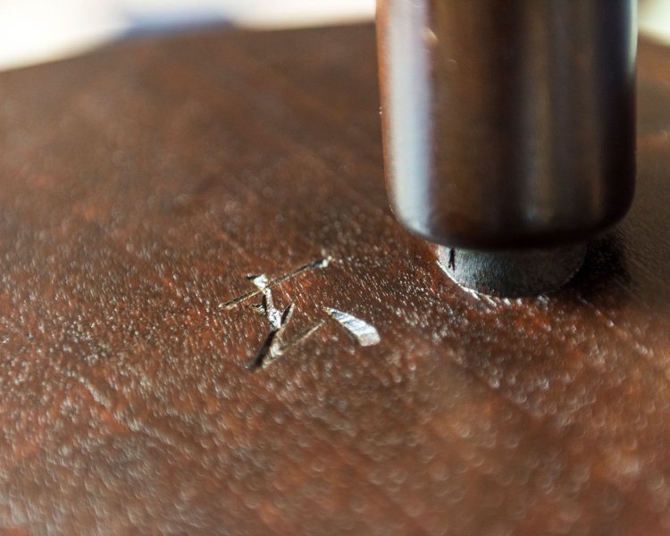 椅子の裏には、手がけた職人の名が刻まれる。