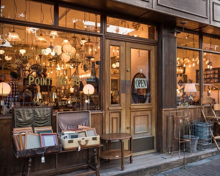 レトロで店内に展示される照明が映える外観。