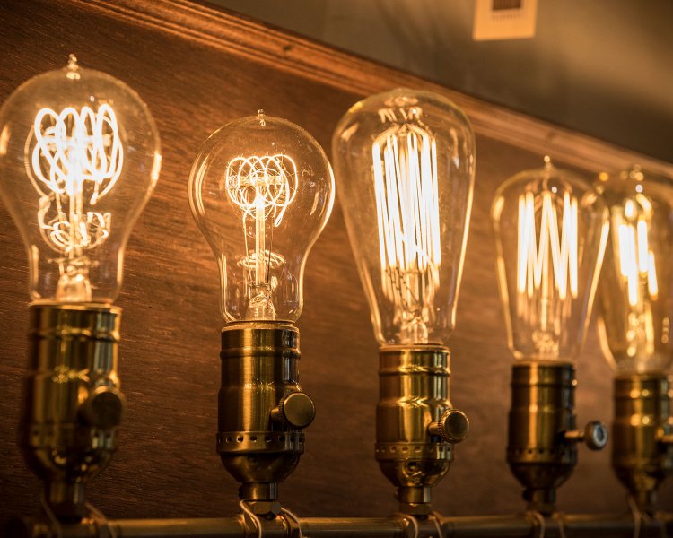 電球だけの販売ももちろん可。国内外から揃えた雰囲気あるLEDライトは都内屈指の品揃えである。860～4000円(税別)くらい。