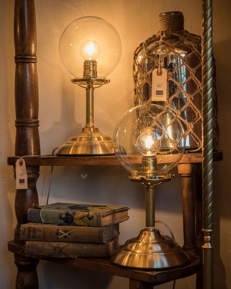 大ぶりな球体ガラスを使った新作の卓上ライト2万5200円(税別)。