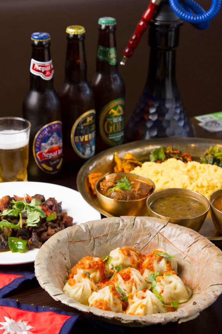 皮からうまいモモ600円、スパイシーなスクティ700円。