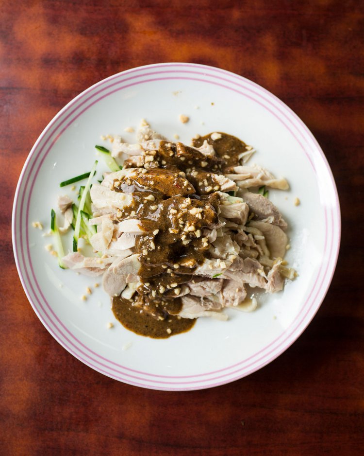 黒ゴマ棒棒鶏800円。紹興酒とともに食べるのがおすすめだ。