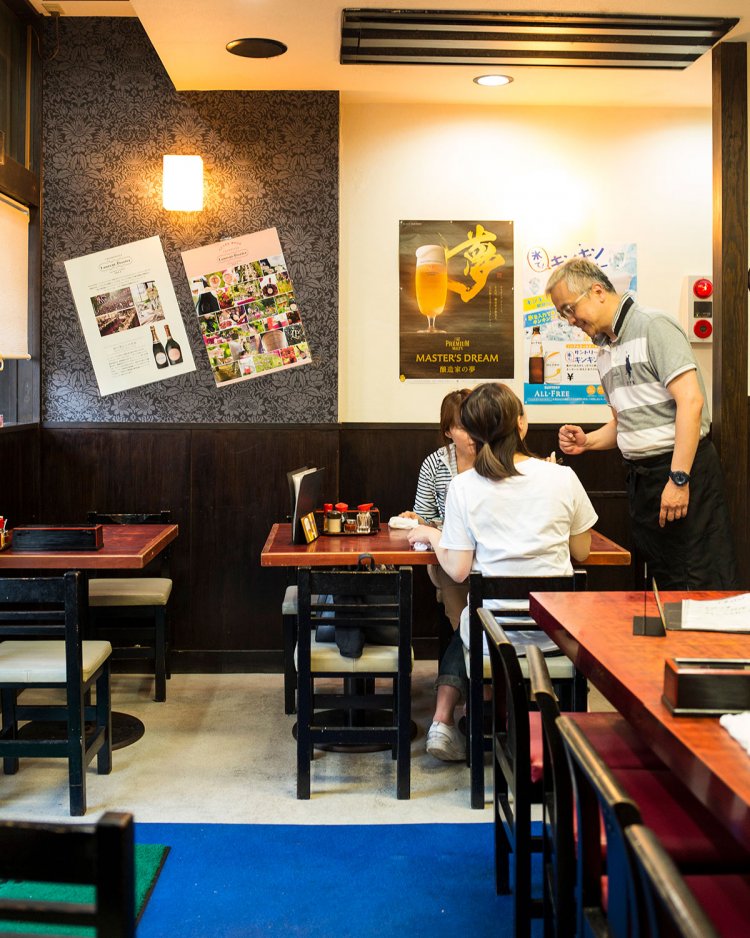 鍾さんと常連さん。昼からお酒を飲む人がほとんど。みんなゴキゲン。