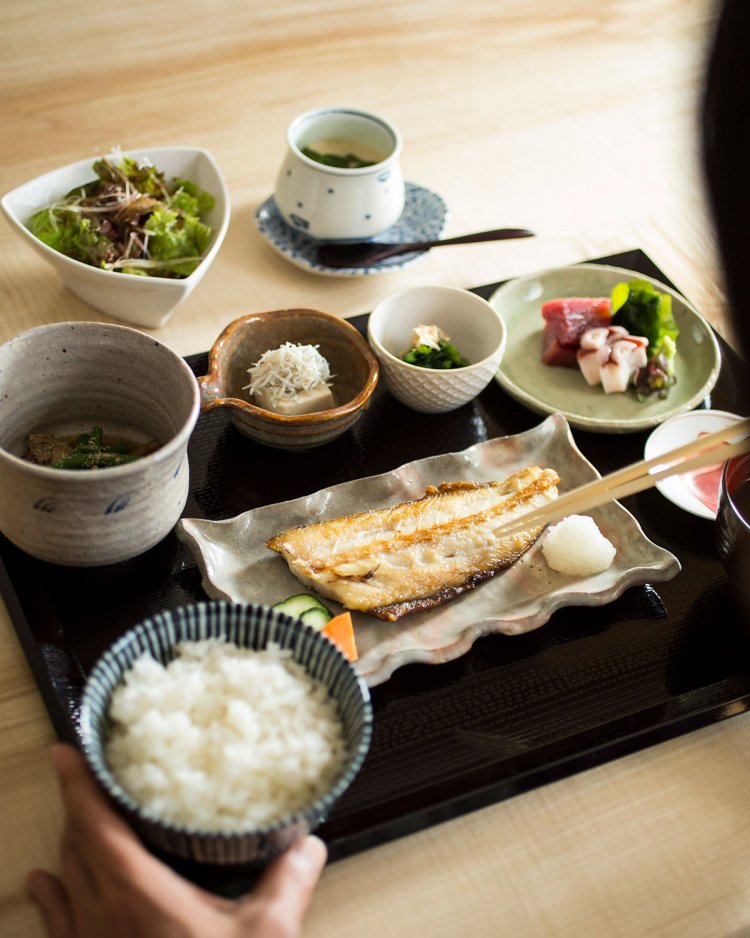 サラダと茶碗蒸しから運ばれる本日の万福御膳1100円にお刺身350円を追加。ご飯は山形県産コシヒカリ。寿司御膳もある。昼は予約不可。