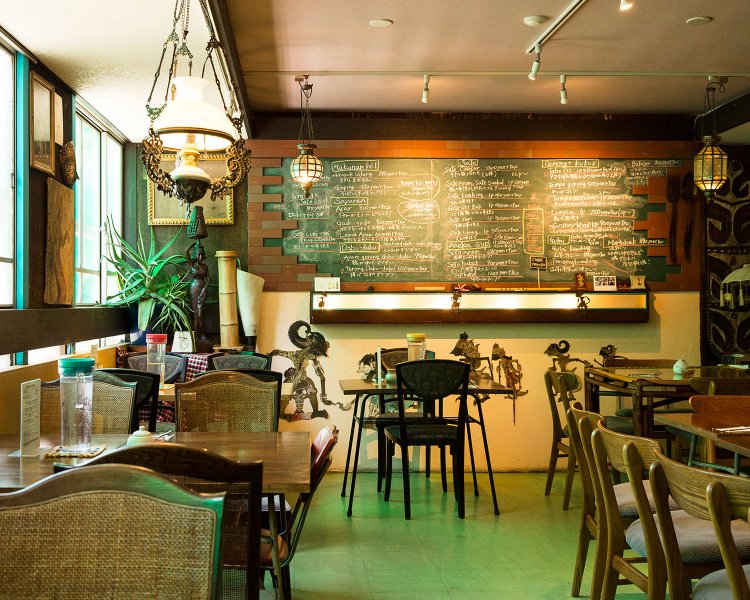 日本最古のインドネシアレストラン『セデルハナ』の後を継いだ店内。味わいがある。